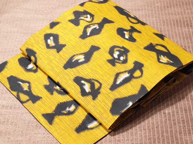 銘仙 黄色地に瓶文 名古屋帯のイメージショット