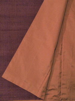 紬 真綿手紡ぎ糸 無地濃淡焦げ赤茶袷の八掛け部分アップ
