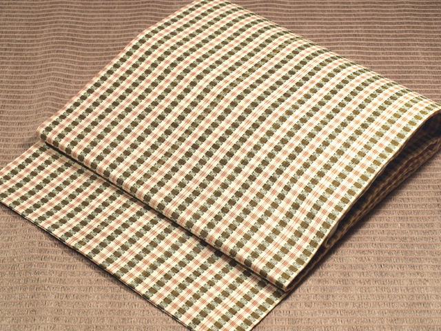 ミャンマー民族布祭礼用ロンジー 格子縞に絣文様（金） 名古屋帯のイメージショット